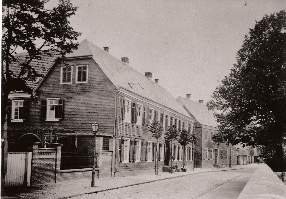 Ansicht des Gebäudes in der Kirchstraße 21 in Gütersloh im Jahre 1890 von der Straße aus. 