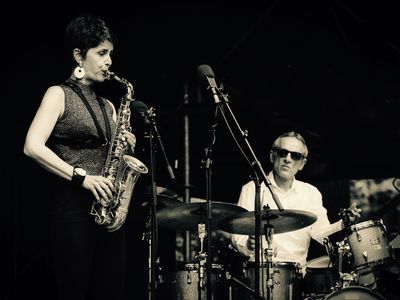Karolina Strassmayer am Saxophon und Drori Mondlak am Schlagzeug