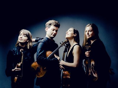 Die vier Musiker*innen des Barbican Quartet mit Instrumenten 