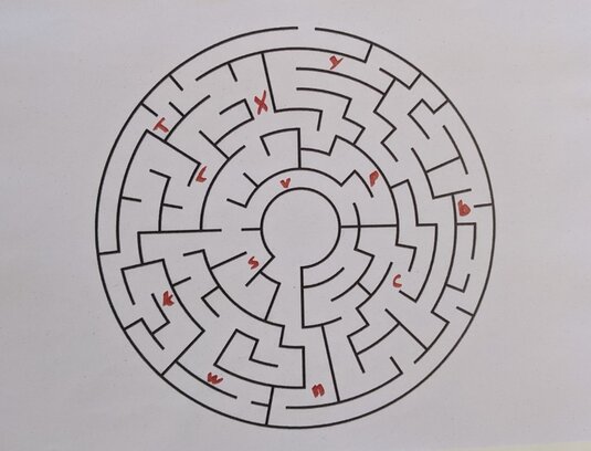 Eine Karte von einem runden Labyrinth mit roten Markierungen.